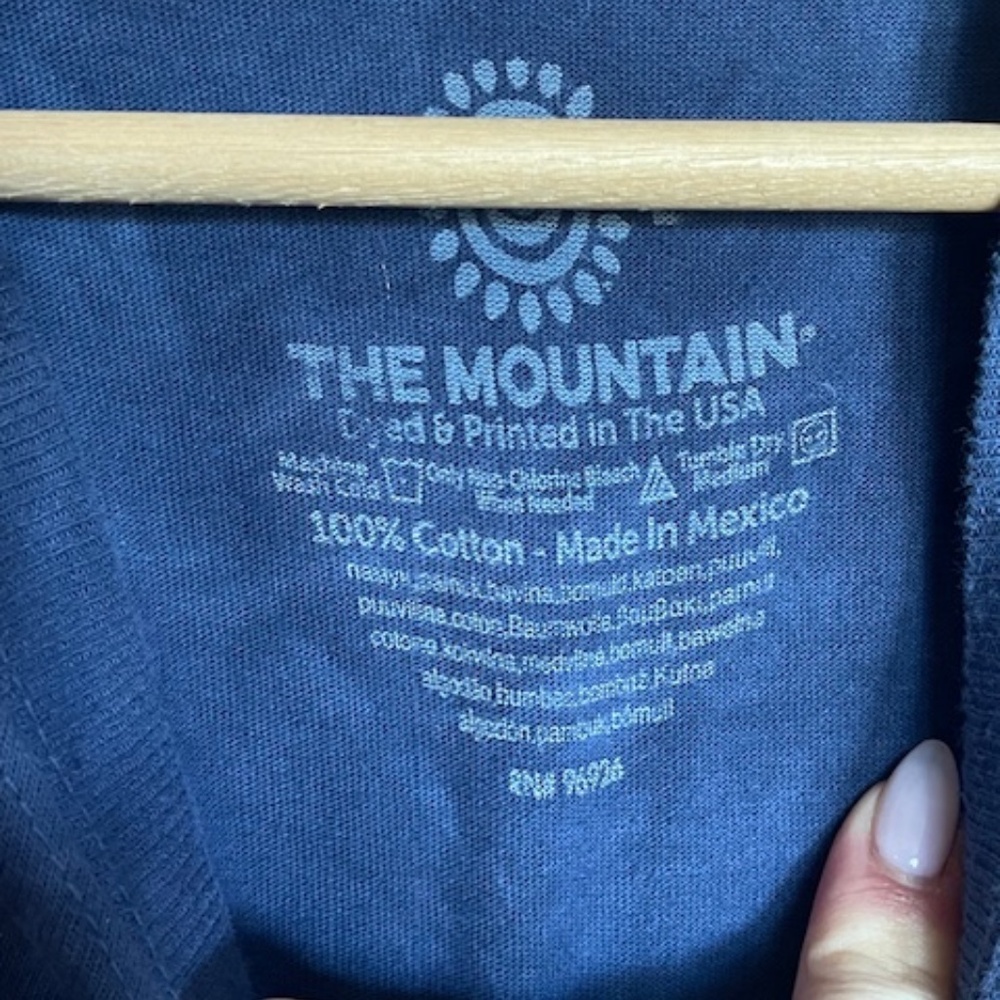 The Mountain "Canadian White Wolf" Adult Unisex T-Shirt - Picture 3 of 5